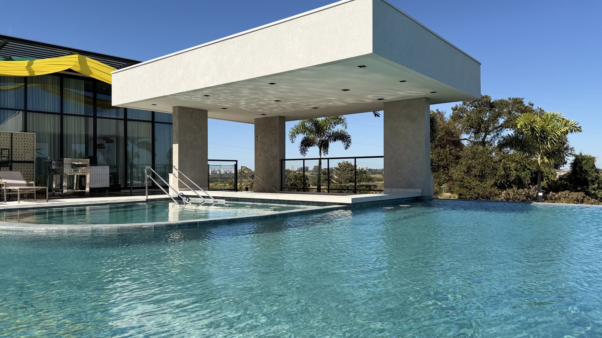 Piscina Adulto com Bar Molhado