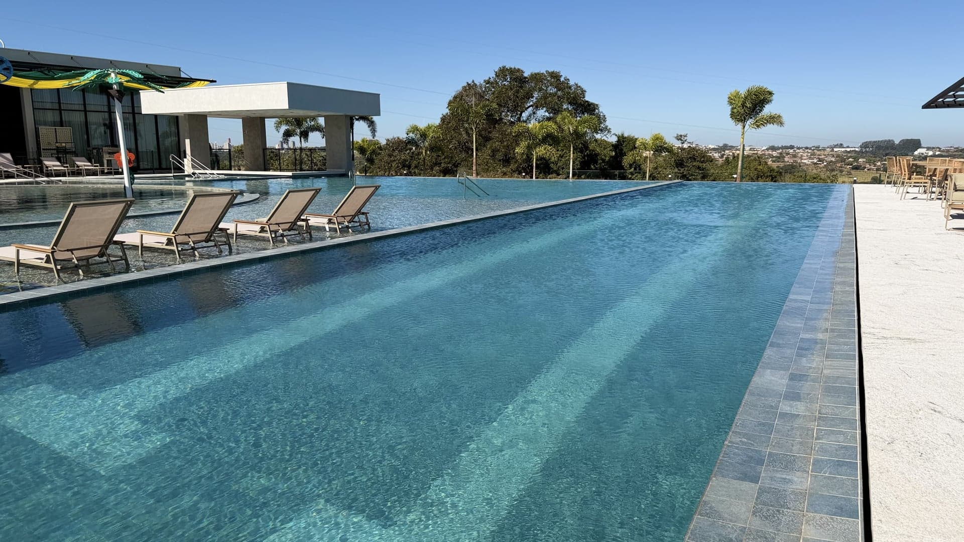 Piscina com Raias e Vista para o Clube