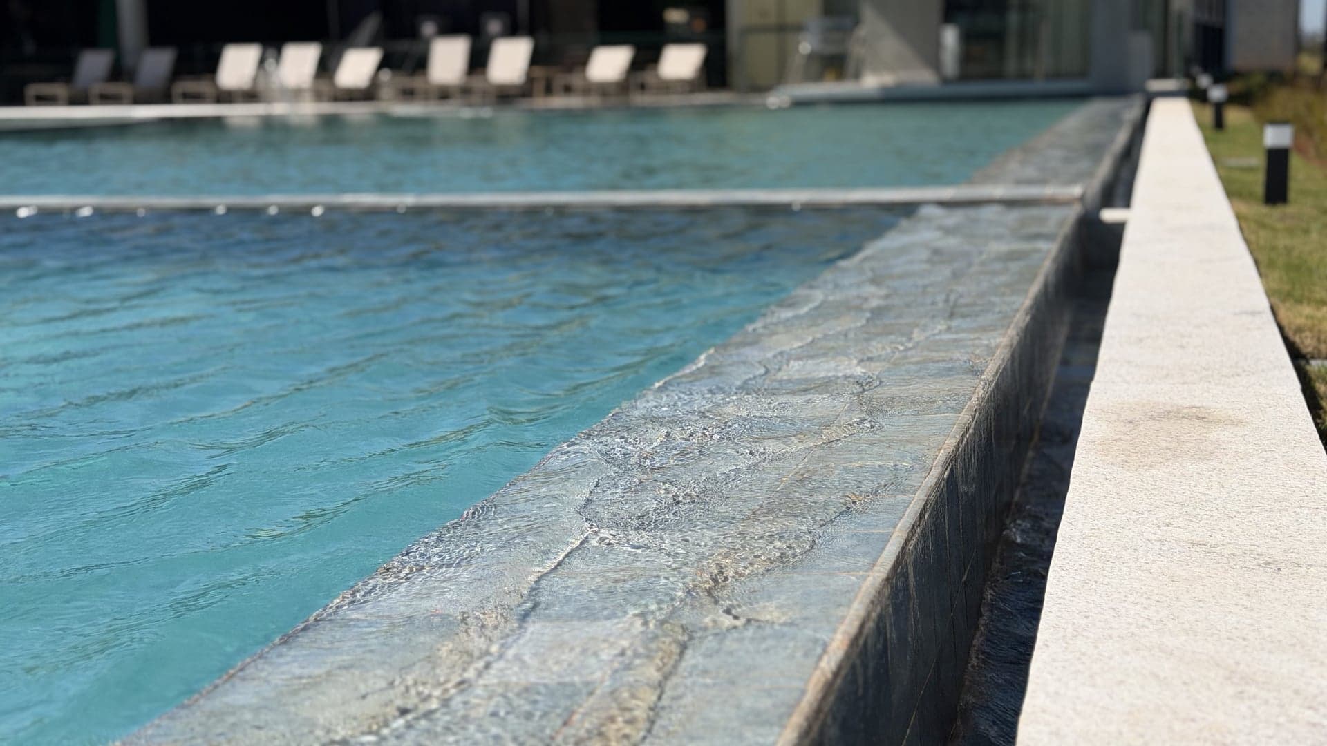 Detalhe da Piscina em Pedra Natural