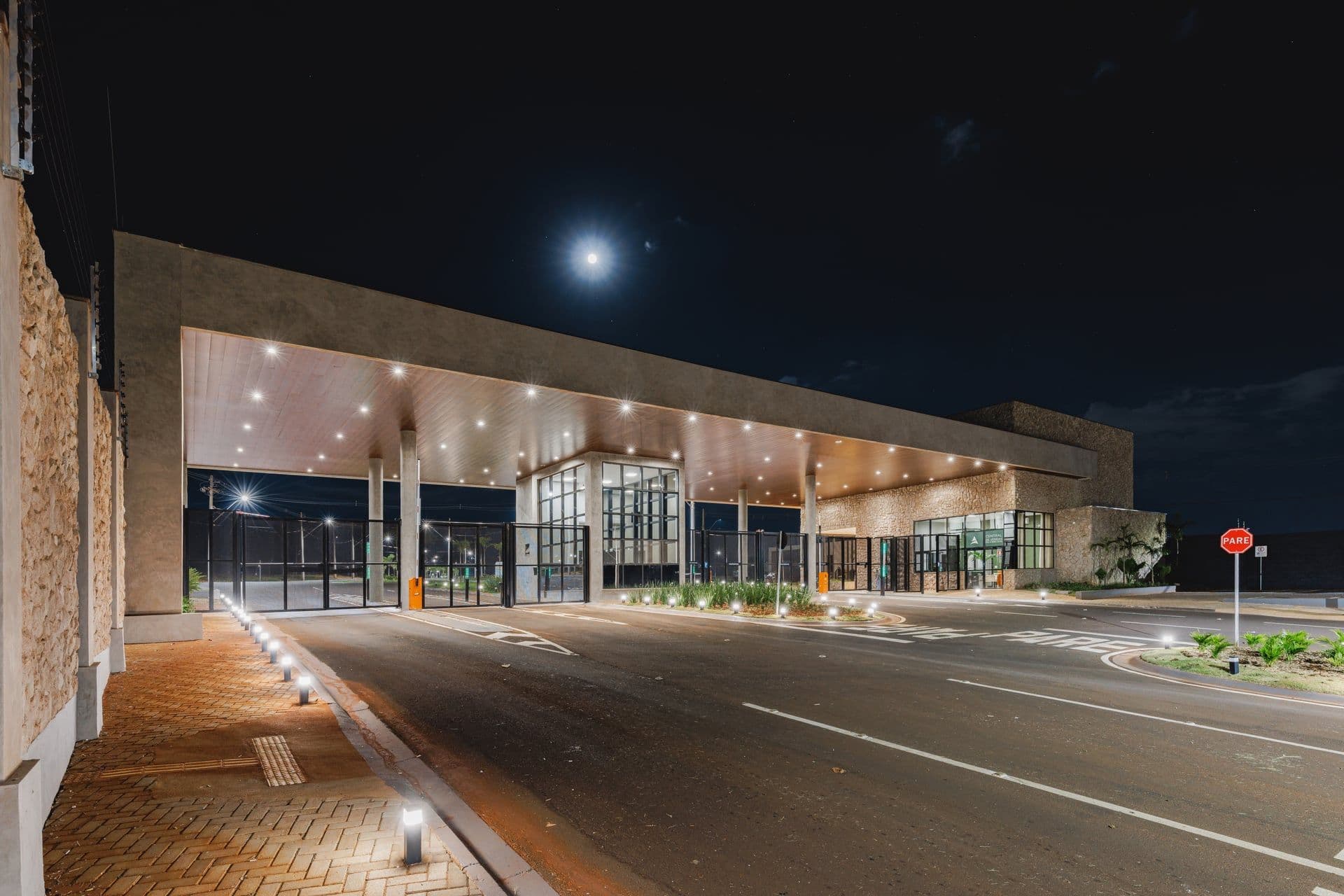 Guarita iluminada à noite — Avangärden Uberaba