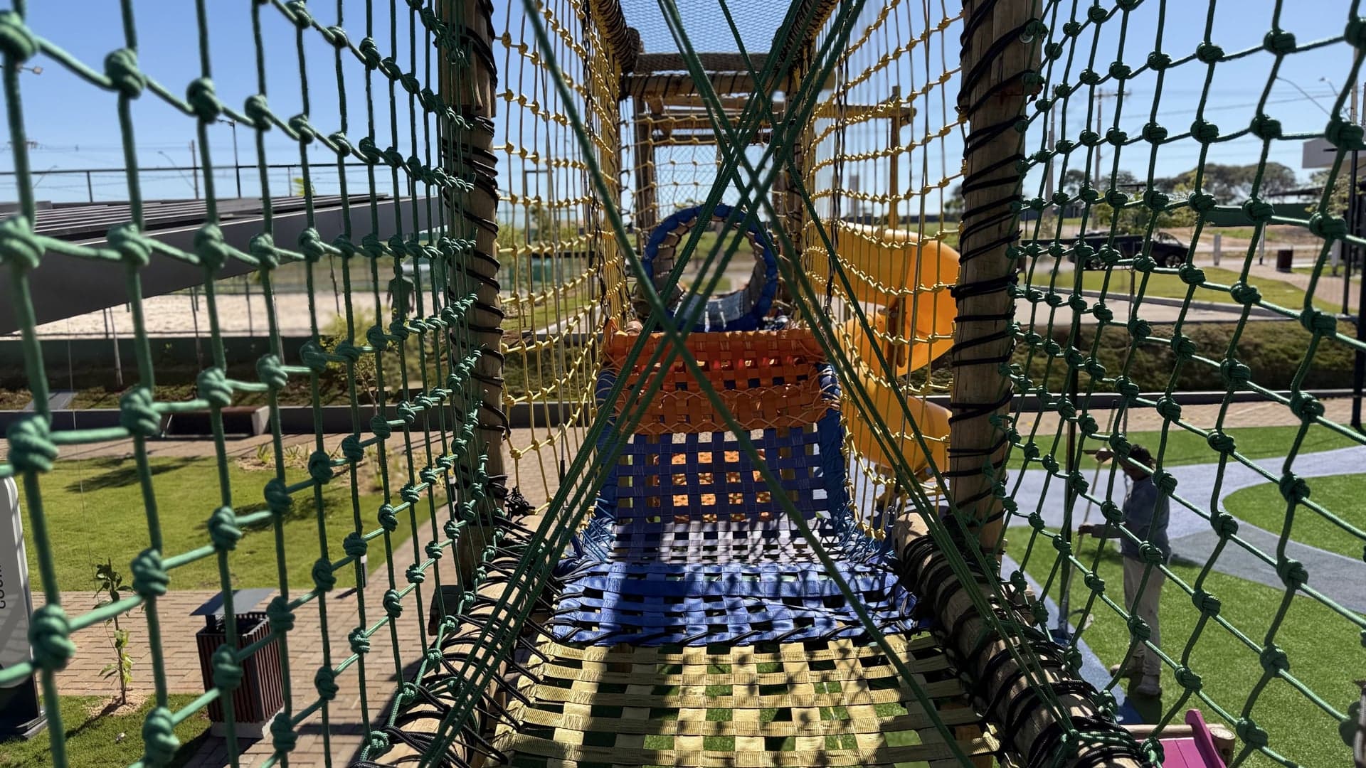 Playground — túnel de madeira