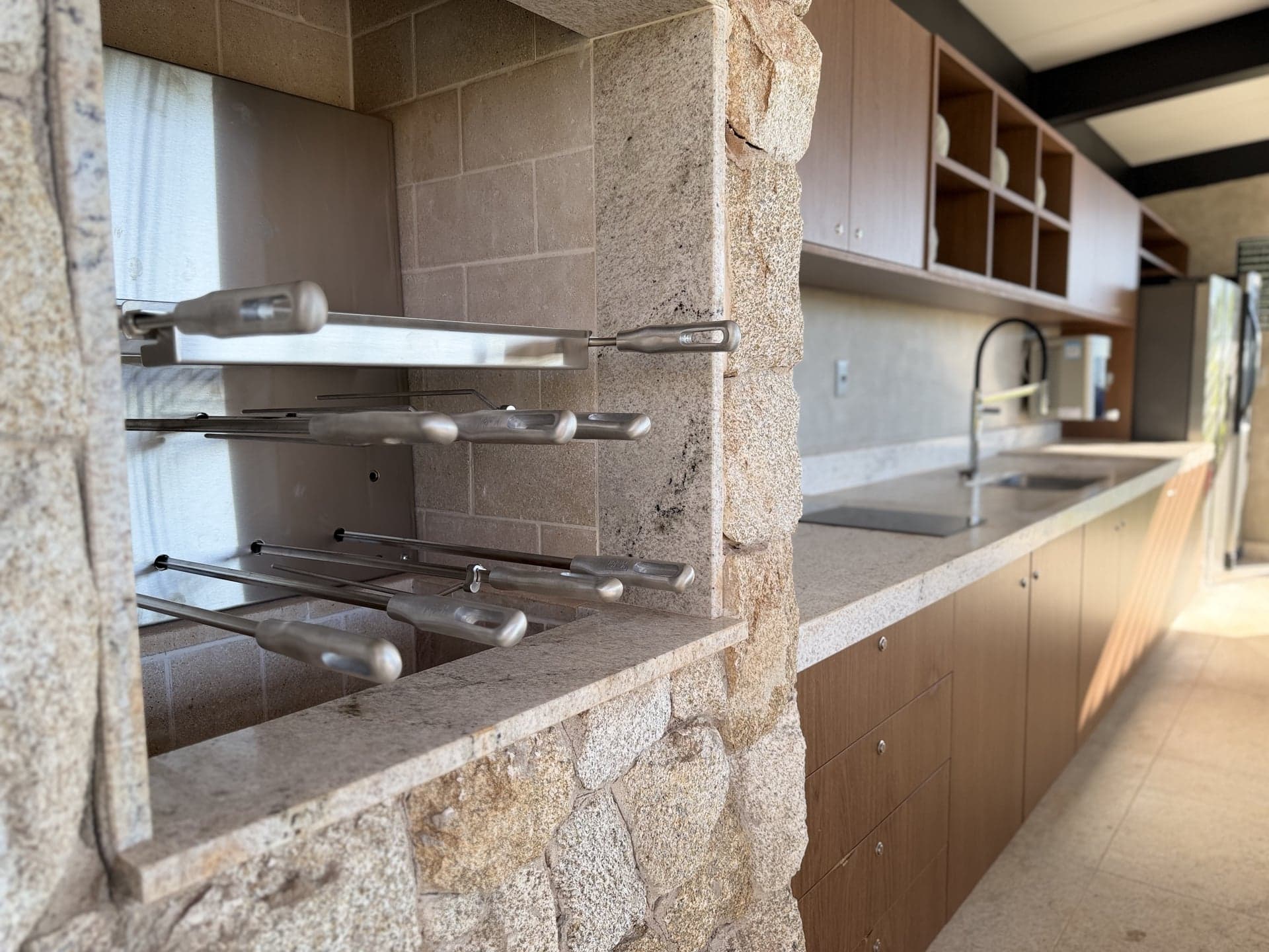 Espaço Gourmet com bancada e churrasqueiras premium