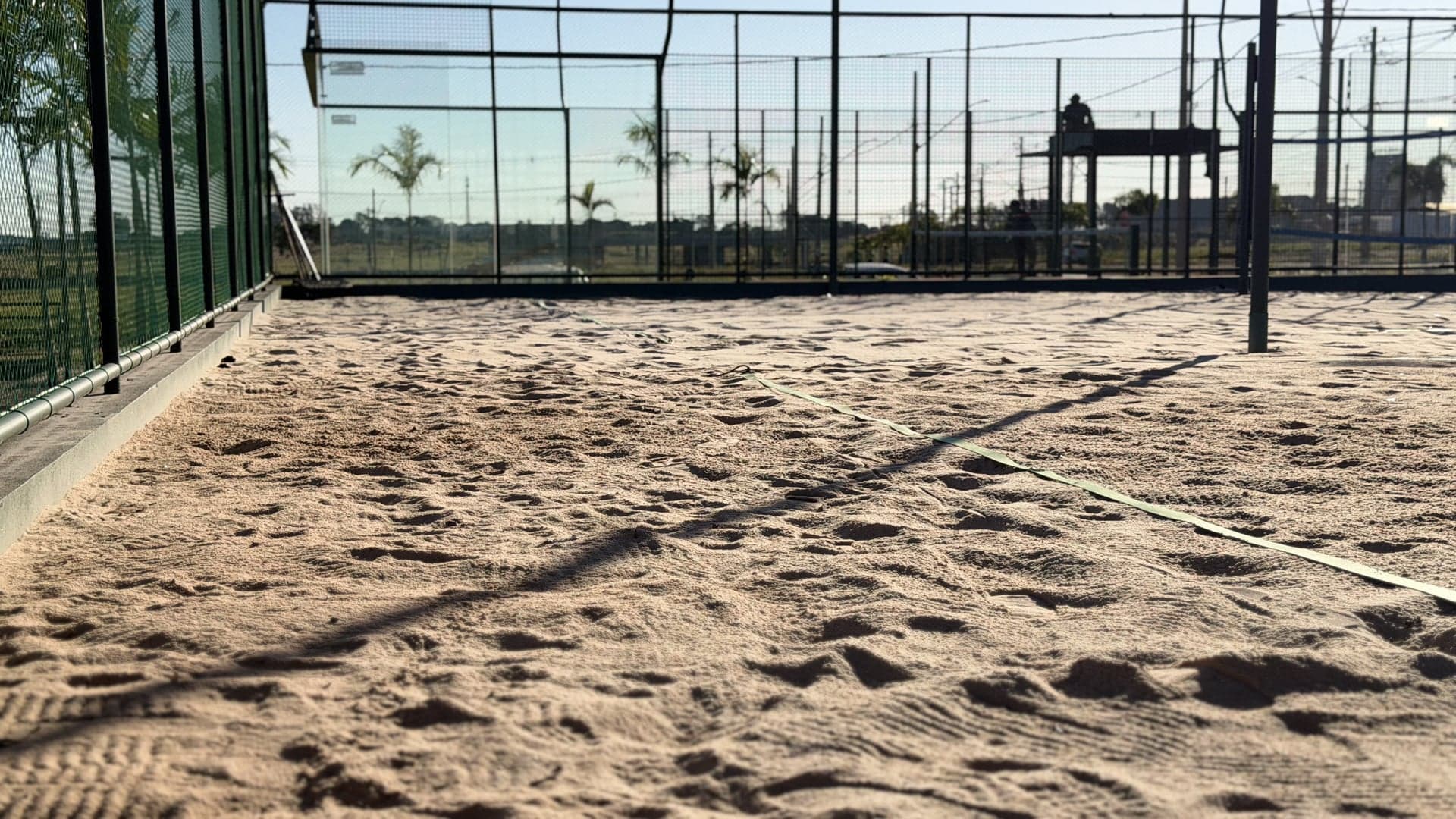 Quadra de Beach Tennis ao entardecer