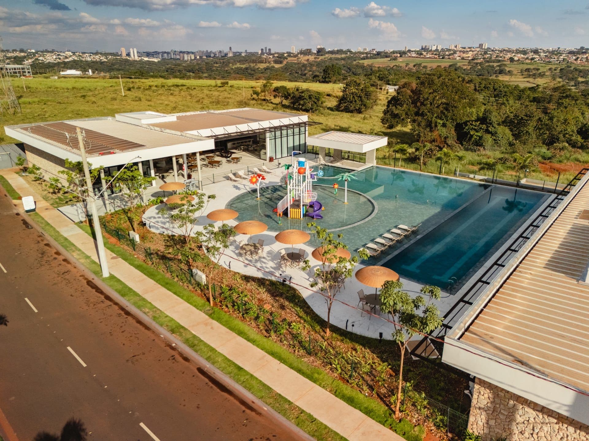 Vista aérea do clube privativo e áreas de lazer do Avangärden Uberaba